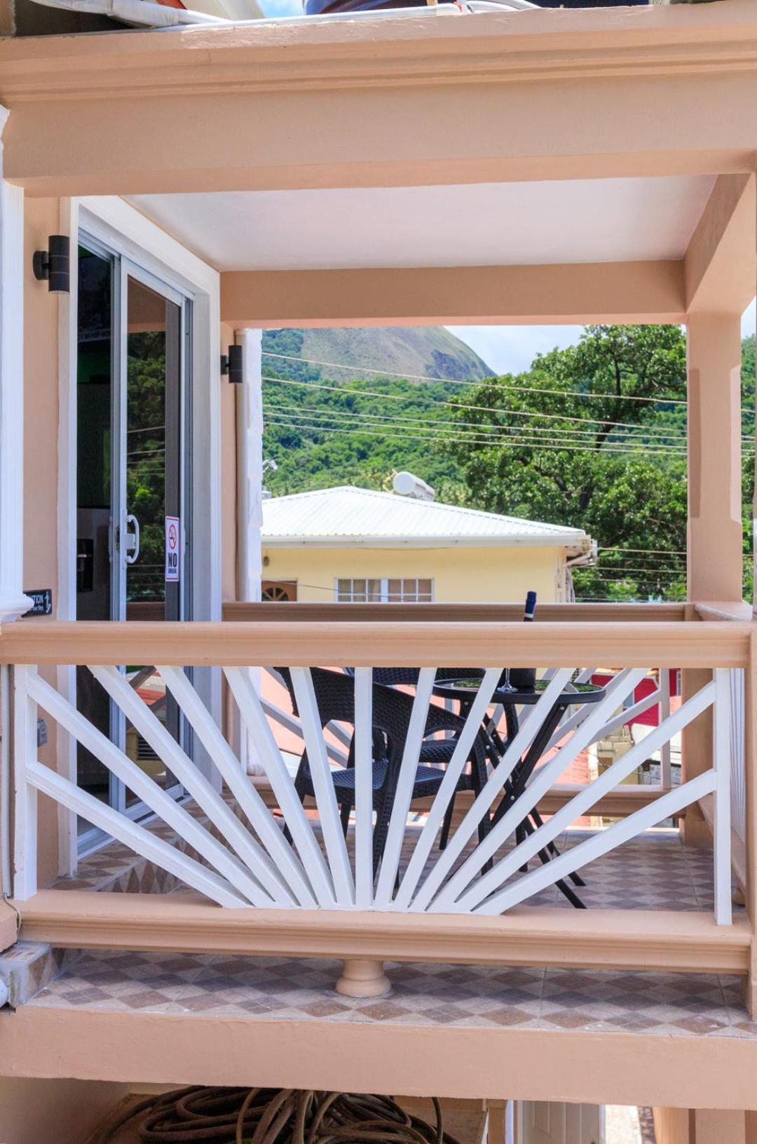 Maggie'S Inn Soufrière Eksteriør billede